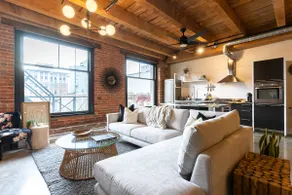 Stunning Gastown Loft! 1200 sq ft & King Bed - Image 3