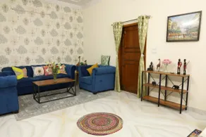 Entire Floor 2 Bedroom Modern & Comfortable Suite - Image 2
