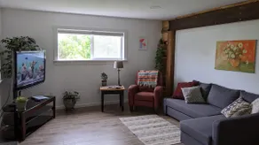 Walla Walla Guesthouse · Pool & Hot Tub - Image 4