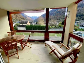 Beautiful modern 3 bedroom, bright, large south-facing balcony - Image 2