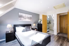 Bright & Modern Town House 5 Beds, Close To City & Universities - Image 4