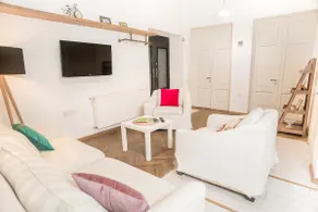 Elegant 2BR 80m² | Balcony | Central Tbilisi - Image 2