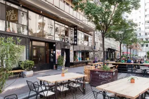 Charming Vintage Apartment Near Bars and Bistros - Image 3