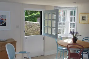 Cottage with parking 4mins easy walk to harbour. - Image 2