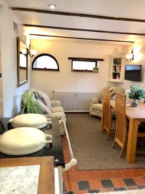 Large 1 bed cottage, private grounds ample parking - Image 4