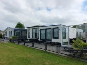 Spacious chalet, on the water with 2 sups and kayak - Image 2