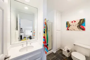 Contemporary & Comfort in Upscale Brentwood - Image 4