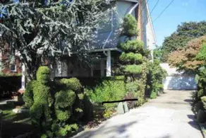 Peaceful Home • Walk to Town, LIRR, NYC & Harbor - Image 5
