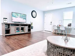 Newly Renovated, 8mins to DT Fayetteville/UofA! - Image 2