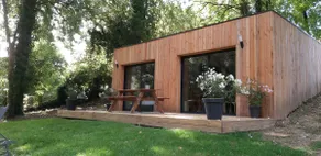 Air-conditioned riverside studio - shared pool - Image 2