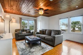 Cozy cottage by the Sea -near downtown with patio! - Image 5