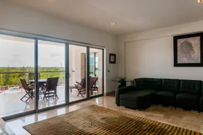 PH with direct beach access and luxury amenities - Image 3