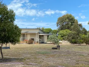 Aggies is a 2 bedroom cottage in a semi rural part of Goolwa. Close to the river - Image 3