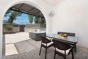 Kimia Luxury Jacuzzi Apartment 3 - Image 5