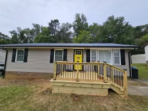 Country Chic Martinsville Home - Image 2