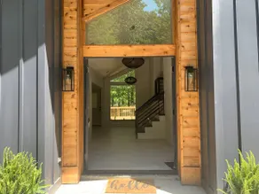 Contemporary Charm near Elvis Presley’s Birthplace - Image 2