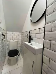 Cheerful 5-bedroom with free parking - Image 3