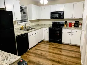 Clean&Fresh3BR/2BAEZ access to S LBK/S Loop 289 - Image 3