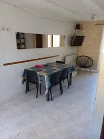 Cheerful townhouse with free parking - Image 4