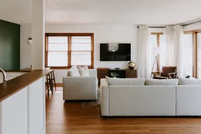 Lakefront Home in Quiet Neighborhood - Image 2
