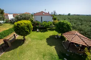 Rustic, luxurious, garden villa 70m from the sea. - Image 4