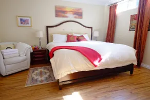 Large 2Br+Den own patio+parking elite area near DT - Image 3