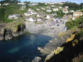 Pebbles, Cadgwith Cove: Steps to Beach & Cosy Inn - Image 5