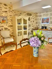 Townhouse with private parking - Image 2