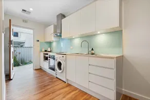 Adelaide 2 bedroom unit with free WIFI, Netflix & parking - Image 3