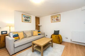 NEW Stylish 1 Bedroom Flat with Garden | London - Image 2