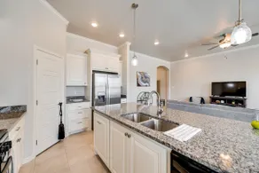 Modern 3 bedroom 2 bath home, with 2 car garage. - Image 4