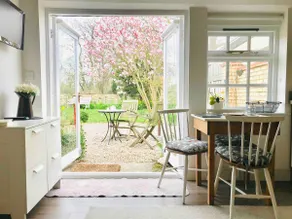 Cambridge one double bedroom cottage sleeps 3 - Image 5