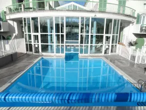 Beautiful F2 with heated pool, sauna, steam room - Image 4