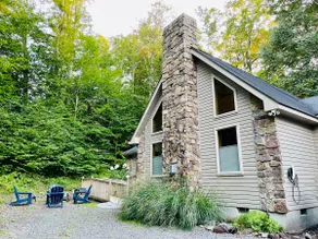 Chalet Retreat with HotTub, Fire Pit and EVCharger - Image 3