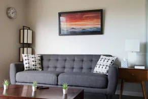 Amazing Capitol Hill Apartment with Free Parking! - Image 4