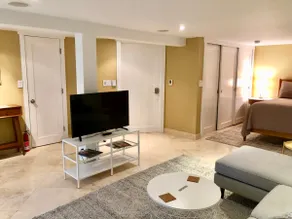 Elegant Madrona Studio Apartment close to Downtown - Image 3