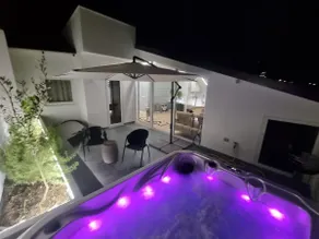 Luxe Penthouse Heated Jacuzzi Ping Pong & BBQ - Image 4