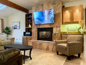 Family-Friendly, Spacious On Shuttle to Resort - Image 2