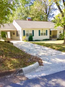 College View Cottage~UNA is 2 blocks away - Image 2