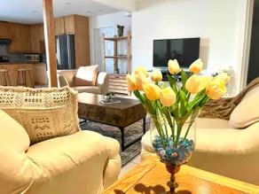 Clean bright pet friendly apartment with parking - Image 4