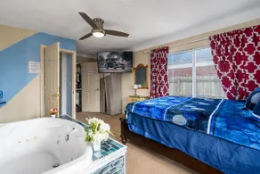 Stay and Play, Sleeps 25, 7BDRM with Jacuzzi - Image 5