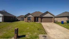 3 BR Amazing & Spacious Fully Fenced Home - Image 2