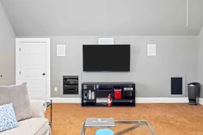 The Onyx Bungalow | 6 Bedrooms | 5 mins to Casino - Image 3