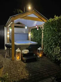Private Hot Tub Garden Studio Romantic Escape - Image 2