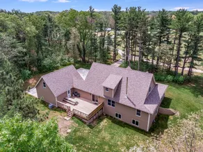 Green Lodge- Huge House Surrounded by Woods! - Image 2
