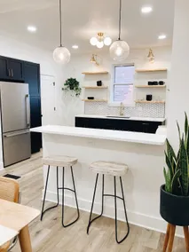 ✨ Luxurious 2 bd home - downtown w/ free parking ✨ - Image 2