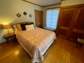 Charming 4th Street turn-of-the-century studio - Image 3