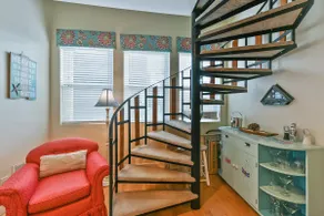 The Tree House at Old Beach - Image 4