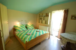 Bungalow near Prague with terrace, 930 sqm garden. - Image 3