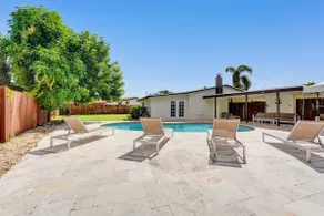 Casa Lani 🌅 Charming Stylish Modern Fort Lauderdale Suburban Home - HEATED Pool - Image 2